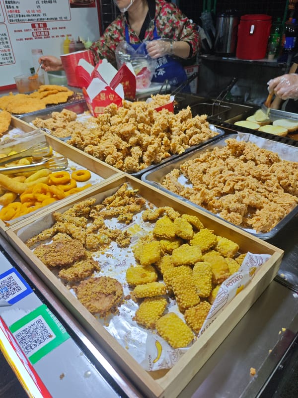 Street food stall draws customers in Shapingba District