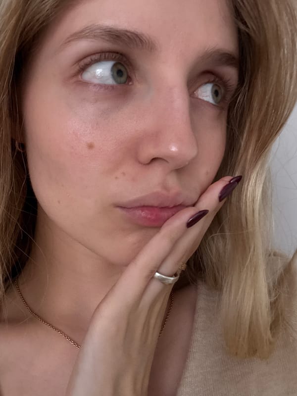 Woman photographed taking selfies indoors in Mexico City