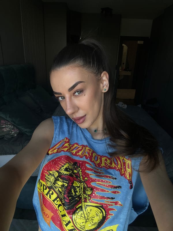 Bedroom selfie session in Sofia, blue graphic tee and accessories