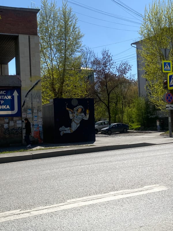 Street mural spotted on building in Yekaterinburg