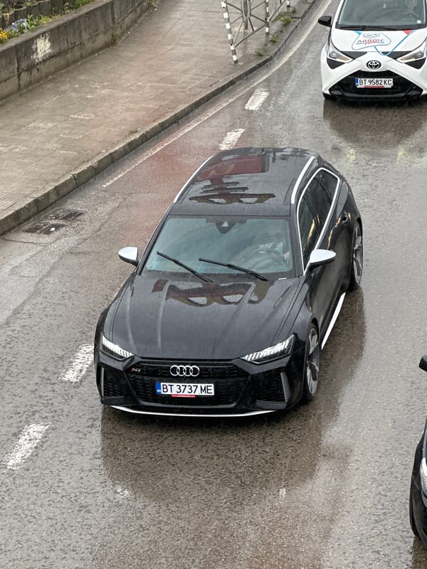 Rainy weather causes traffic backup in Veliko Tarnovo, Bulgaria