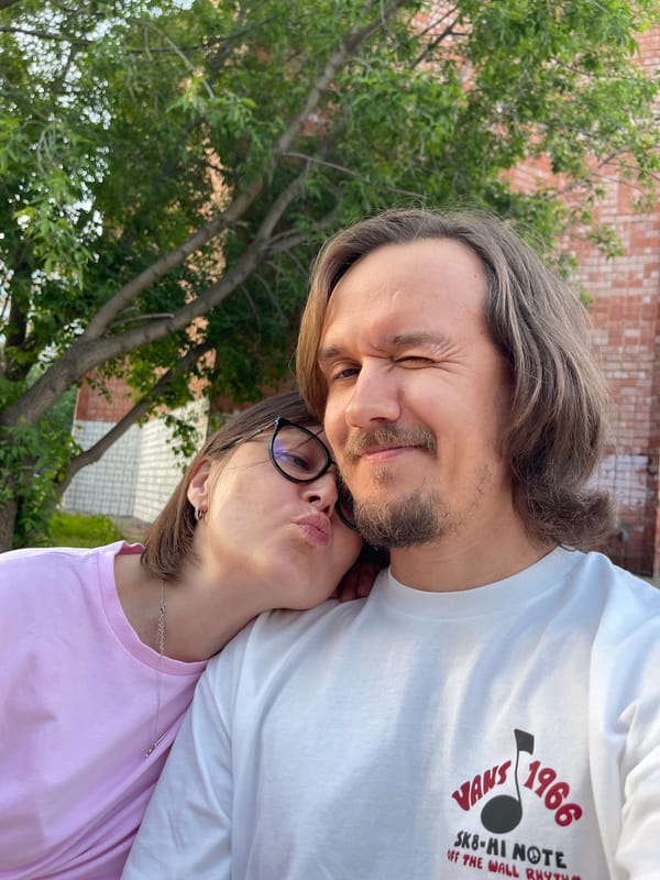 Couple selfies and youth skating captured simultaneously in Izhevsk