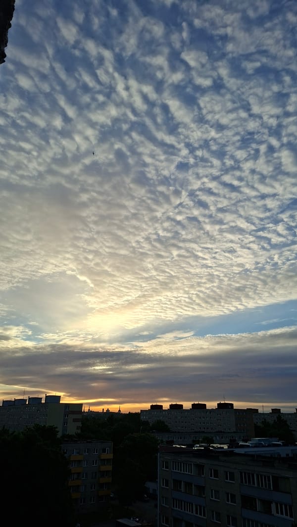Distinctive rippling cloud patterns observed over Tallinn skyline