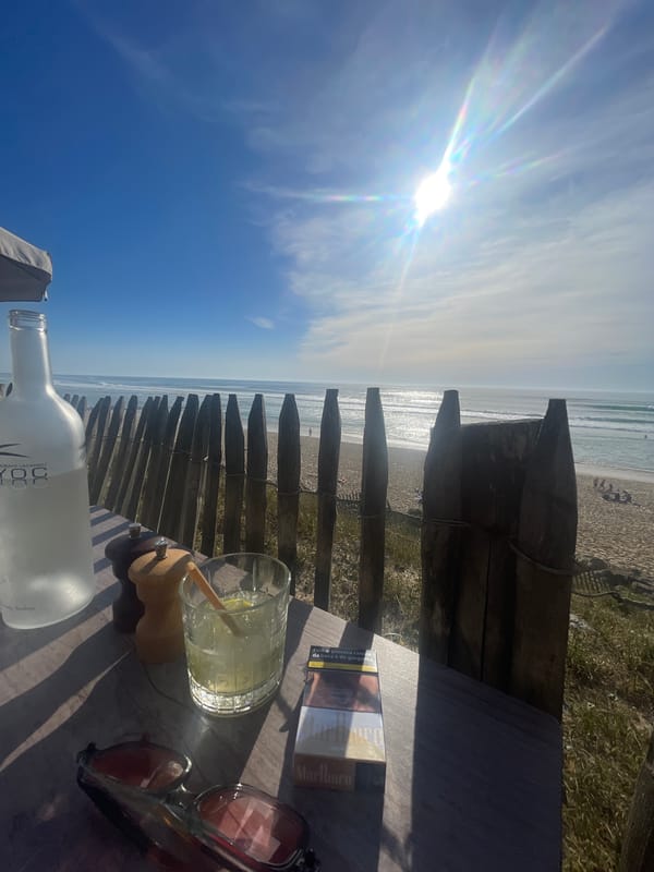 Beach table setting documented in Lacanau, France