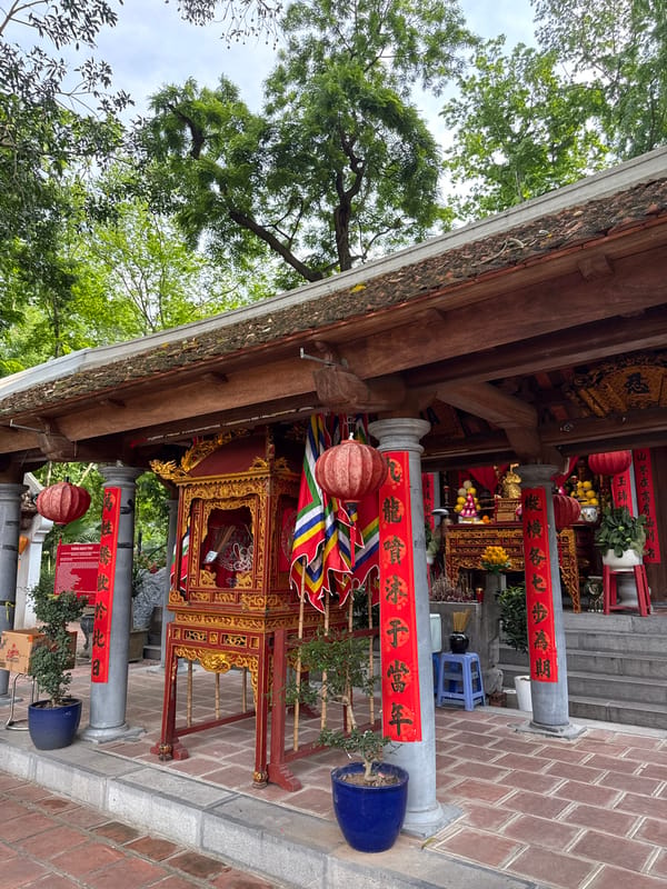 Morning life captured across Hà Nội parks and temples