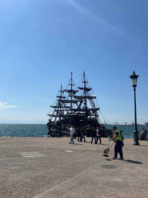 Replica pirate ship draws crowds to Thessaloniki waterfront