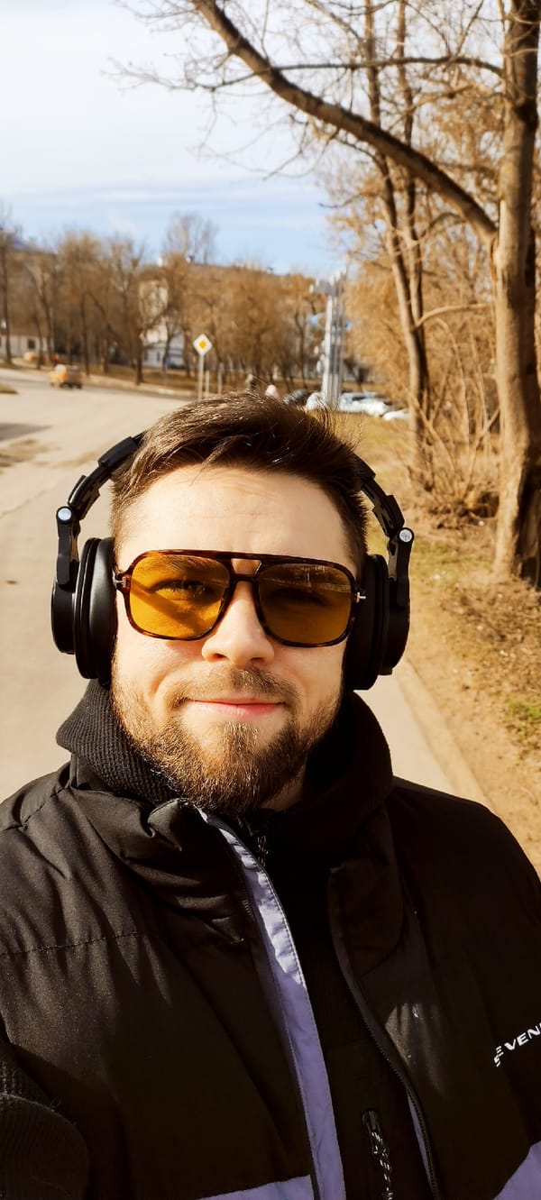 Man with headphones spotted on path in Fryazino