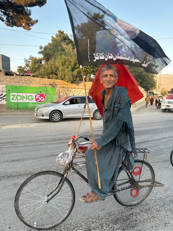 Flag-bearing convoy moves through Quetta streets