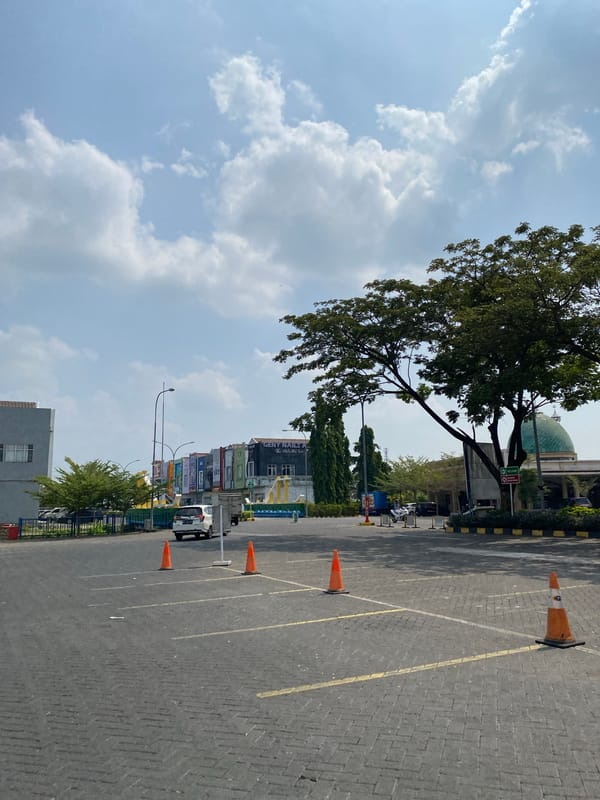 Quick stop in a Madiun parking area, motorcycles and street life
