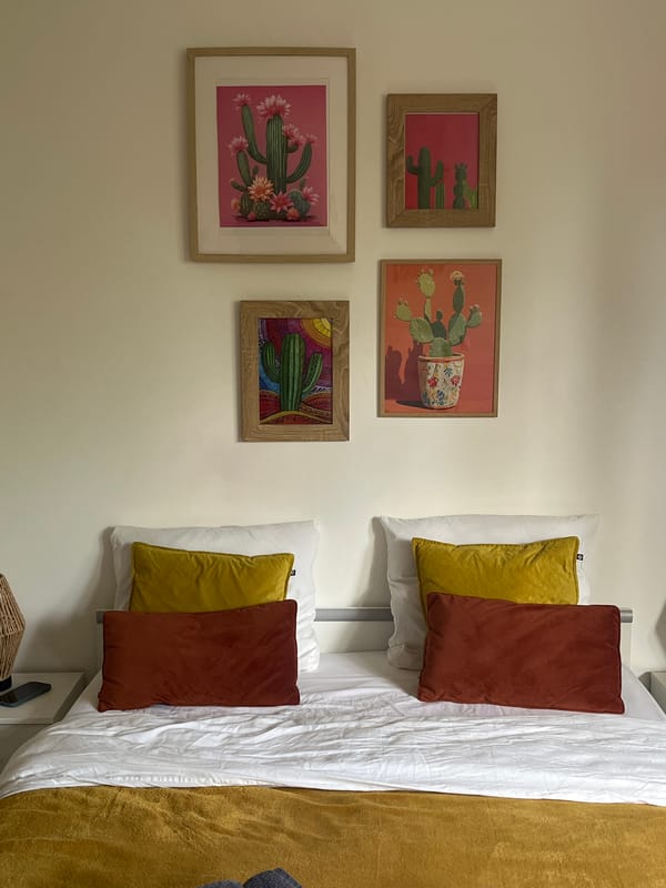 Daily life documented in Vitry-sur-Seine: indoor spaces, street art