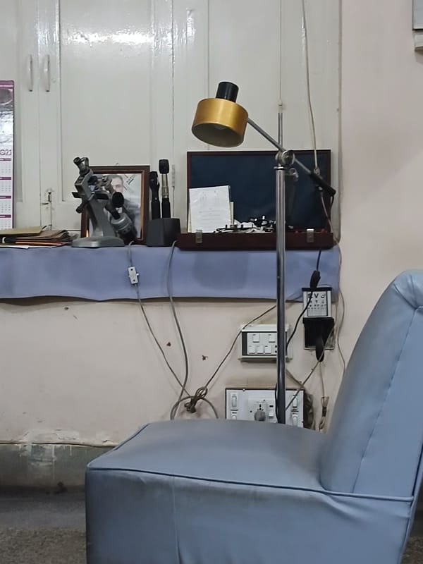 Professional service offices documented in Quetta during afternoon hours