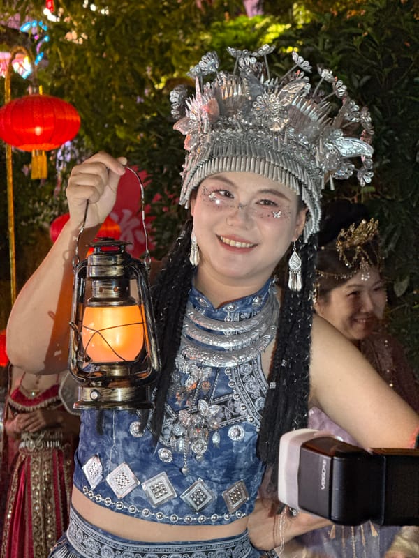 Traditional lantern photography session captures cultural moment in Yuzhong