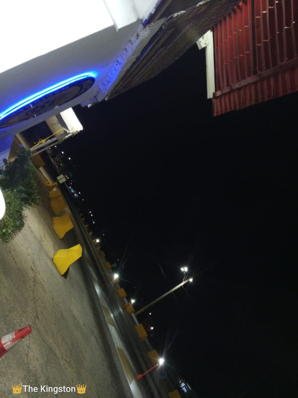 Nighttime street scene captured in El Dátil, Venezuela