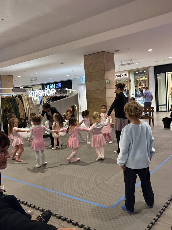 Children's ballet class held in Vitacura shopping mall