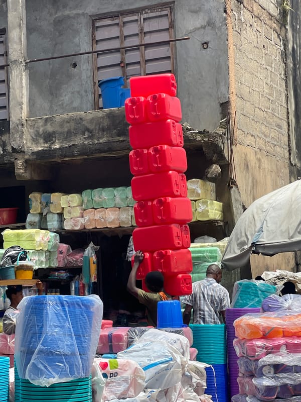 Fegge market in full swing: plastic goods and bulk cargo moving fast