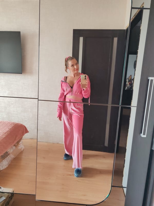 Woman takes bedroom mirror selfies in Petropavlovsk-Kamchatsky apartment
