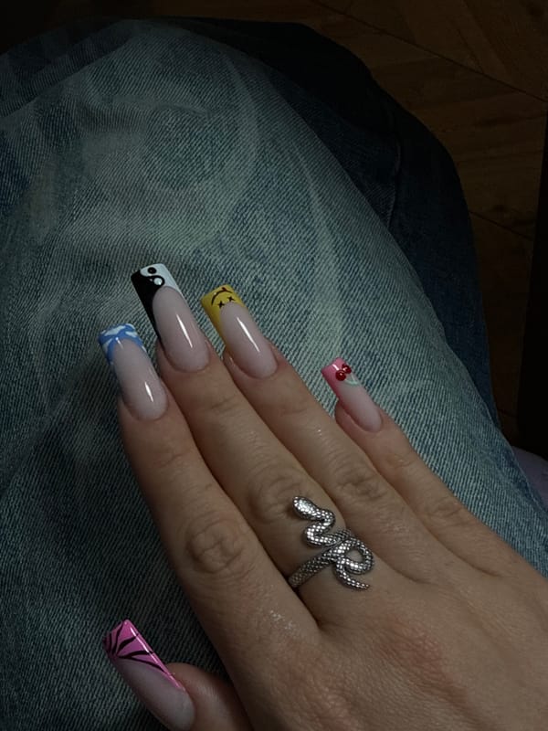 Person with snake ring, decorated nails spotted in Sliven