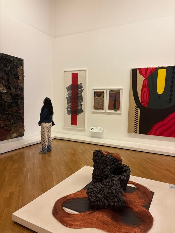 Evening gallery visits capture São Paulo art scene activity