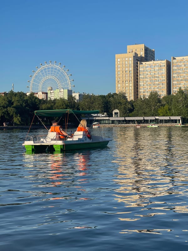 Afternoon boating activity recorded at Moscow park lake