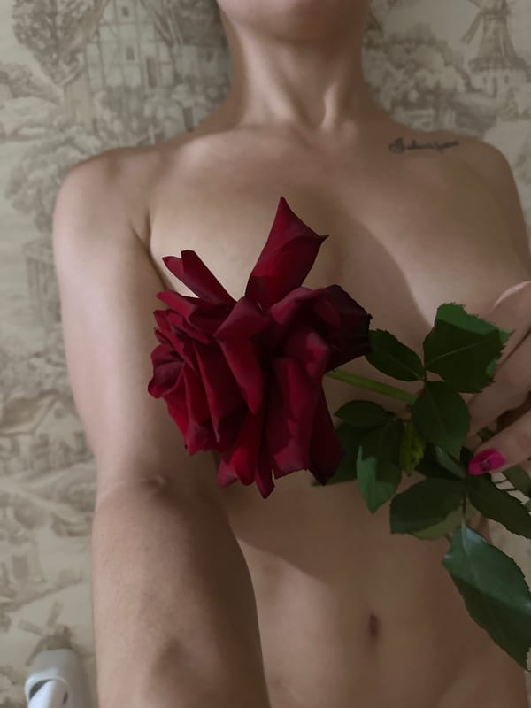 Woman photographs herself with red roses in Vladimir home