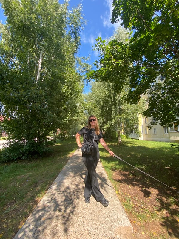 Sunny morning in Noviy with selfies and a dog