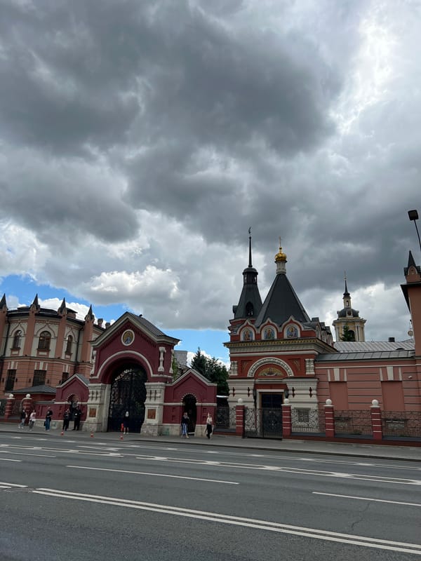 Morning street scenes and Orthodox architecture documented in Moscow