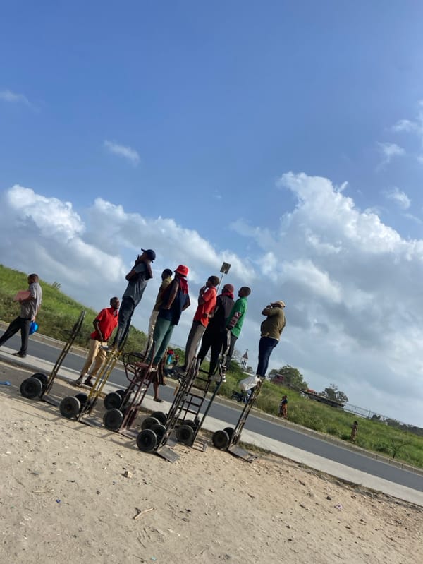 Midday street commerce thrives in Dar es-Salaam markets