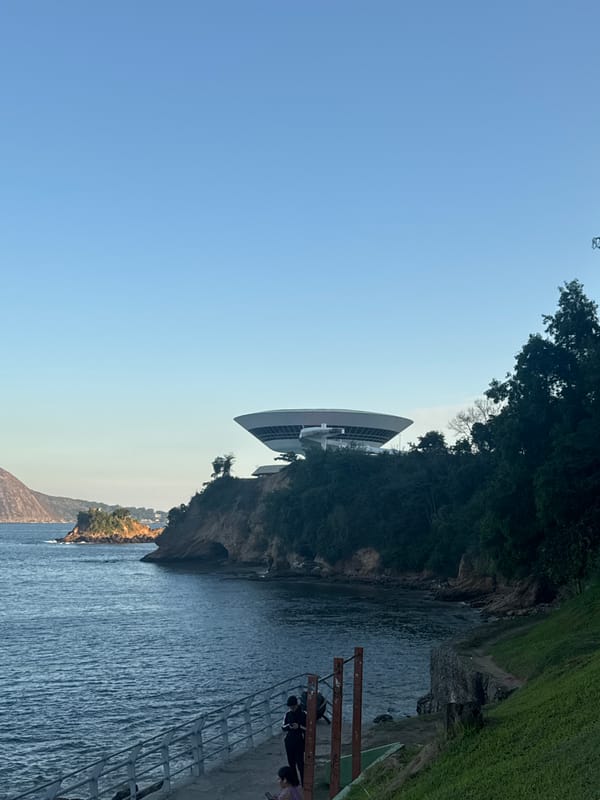 Niterói's MAC and Guanabara Bay views on a clear afternoon