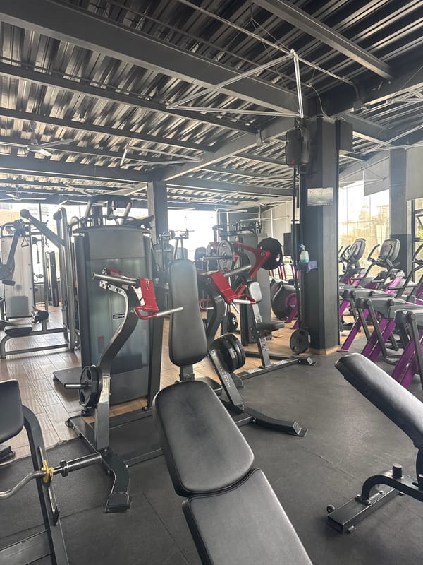 Gym facility documented in Puebla with exercise equipment