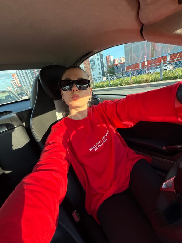 Driver documents sunny afternoon car journey in Saint Petersburg