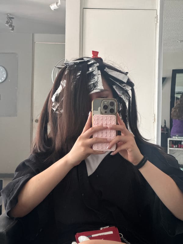 Hair salon visit documented through selfies in Puebla