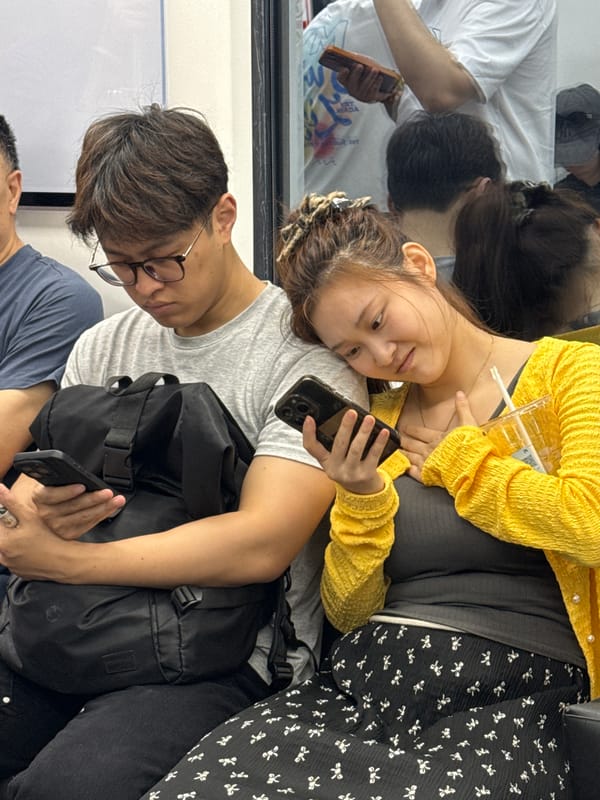 Ordinary life documented across Chongqing's Yuzhong District Saturday afternoon