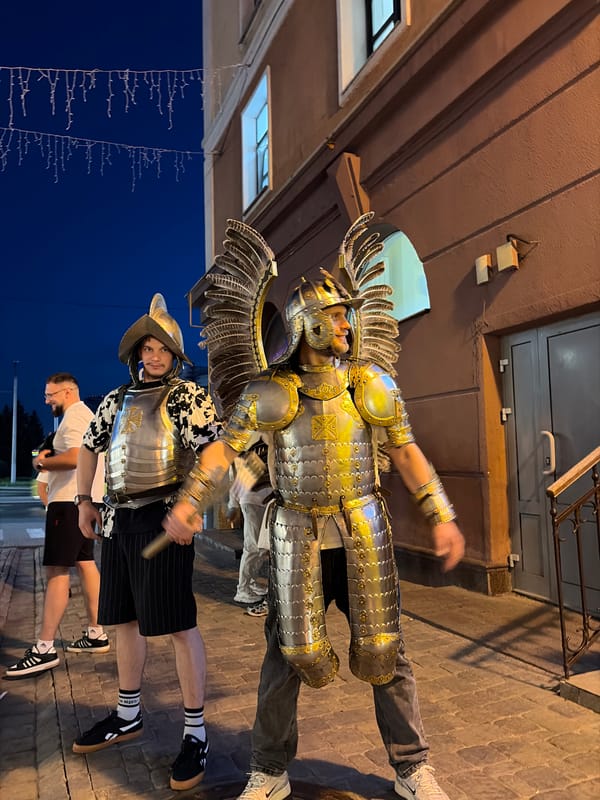 Medieval costumed gathering documented across Minsk restaurant district