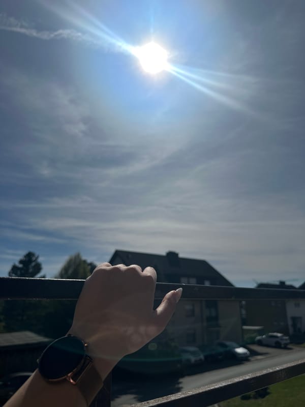 Person with smart watch grips railing in Melle