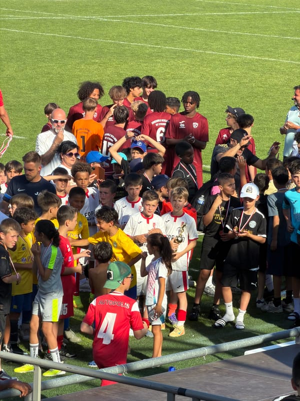 Youth soccer teams gather on field in Fentange