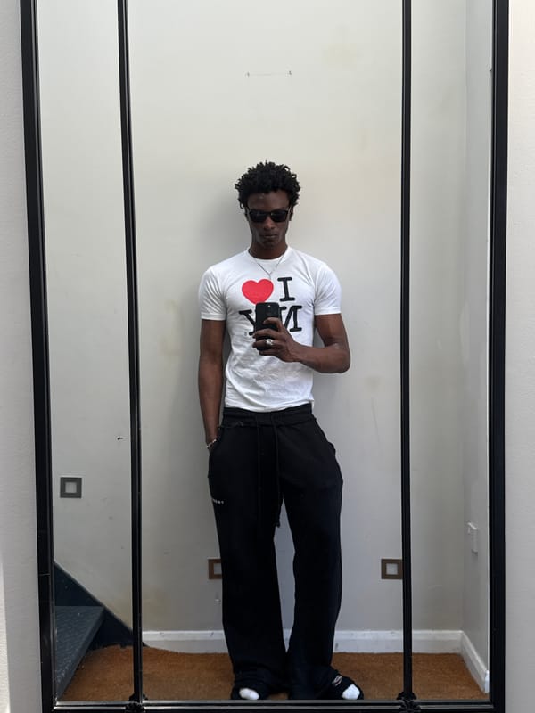 Tourist takes mirror selfie in London wearing NYC shirt