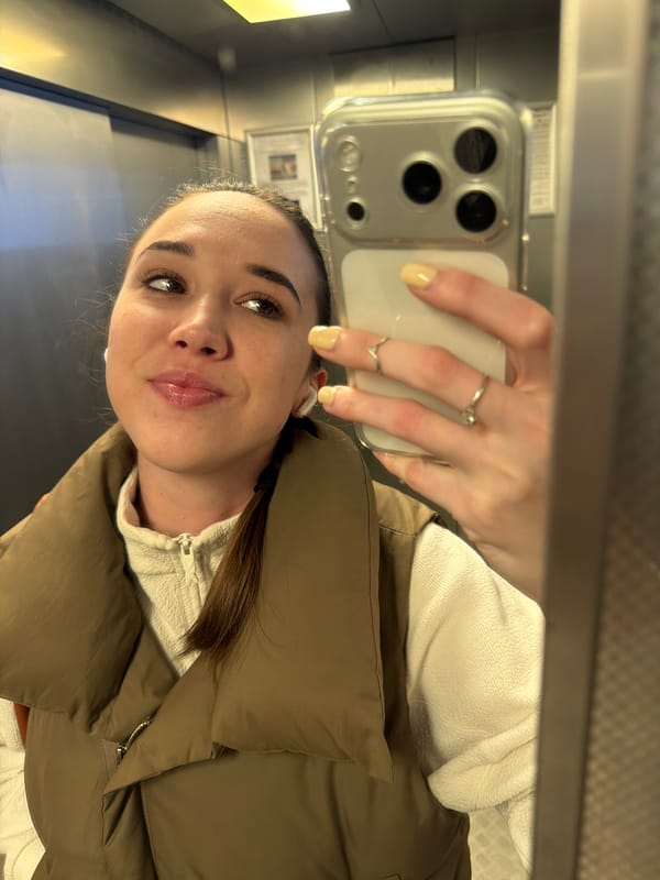 Woman takes elevator selfies in Rostov-on-Don