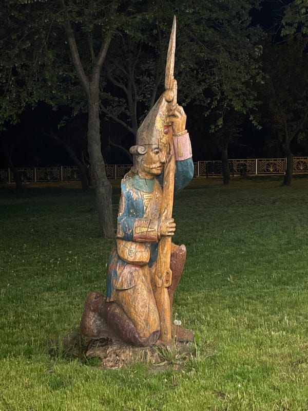Evening stroll documents illuminated monuments and streets in Tiraspol