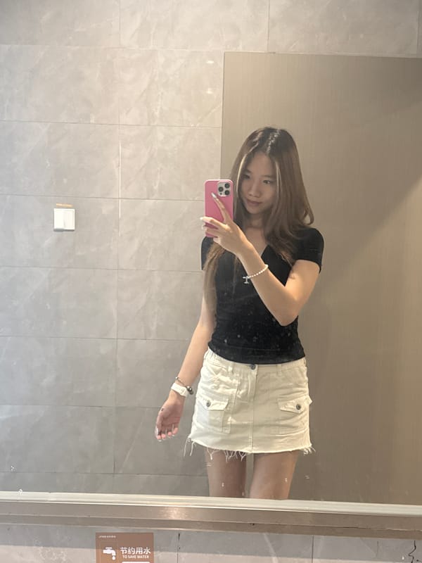 Woman takes bathroom selfies, drinks coffee in Nan'an District