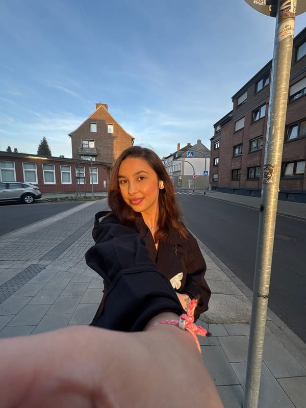 Spring afternoon moments captured across Mönchengladbach streets and parks