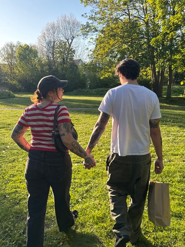 Couple spotted in London park on sunny afternoon
