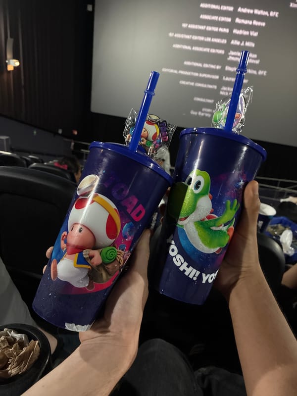 Movie theater patron fills Mario popcorn bucket in Coatzacoalcos