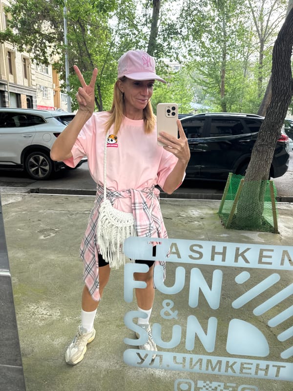 Morning smartphone shopping activity observed in Tashkent electronics store