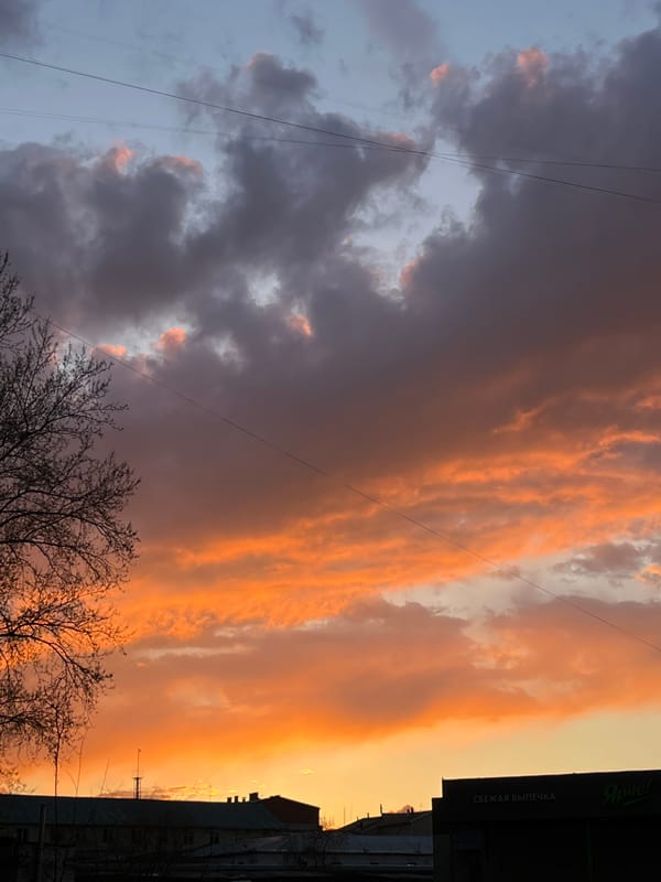 Sunset and airplane sightings observed in Krasnoyarsk skies