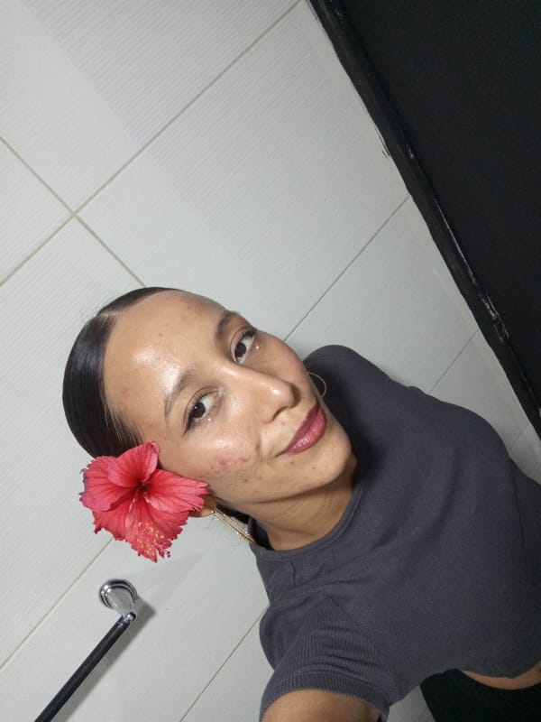 Young people share selfies at Pampatar dance studio, mall