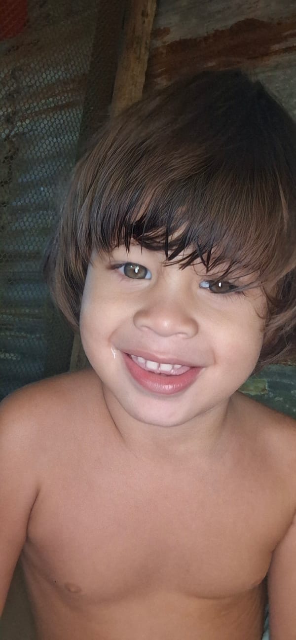 Child photographed smiling in portraits in Vallecito, Venezuela