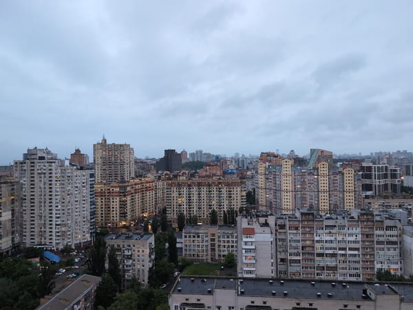 Quiet evening moments captured across Kyiv neighborhoods
