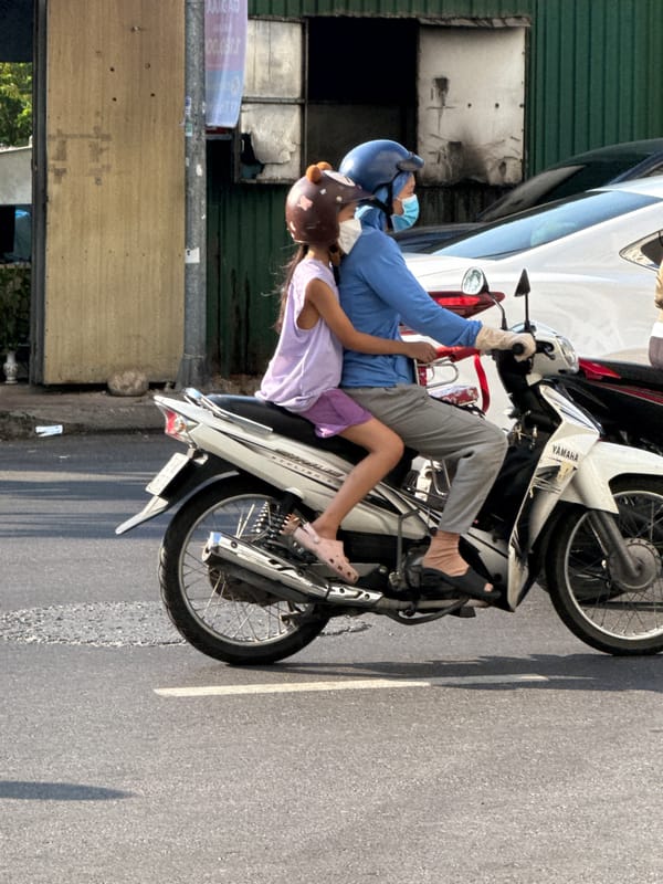 Morning street life and café scenes in Nam Nha Trang Ward