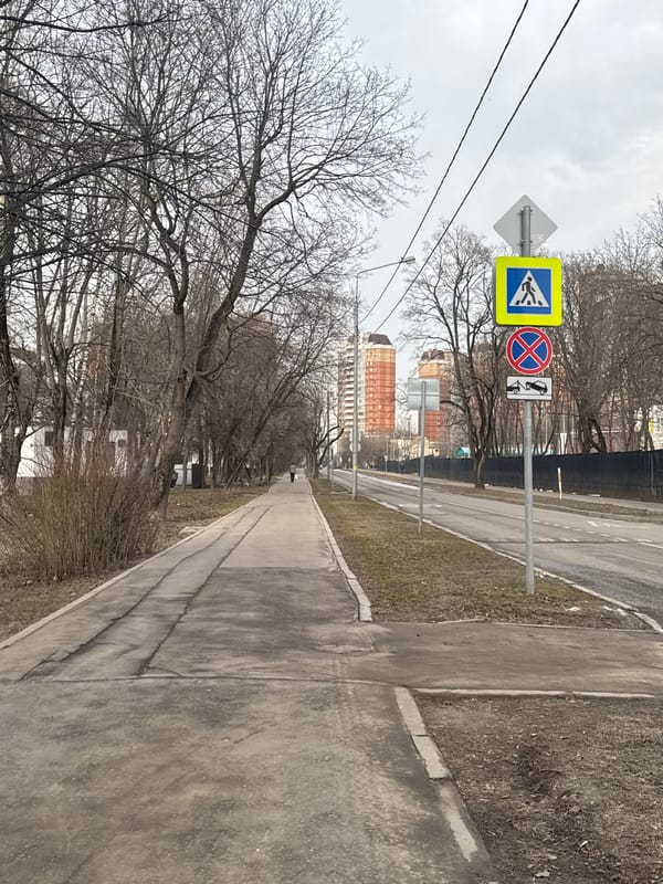 Moscow residential district documented during late winter transition