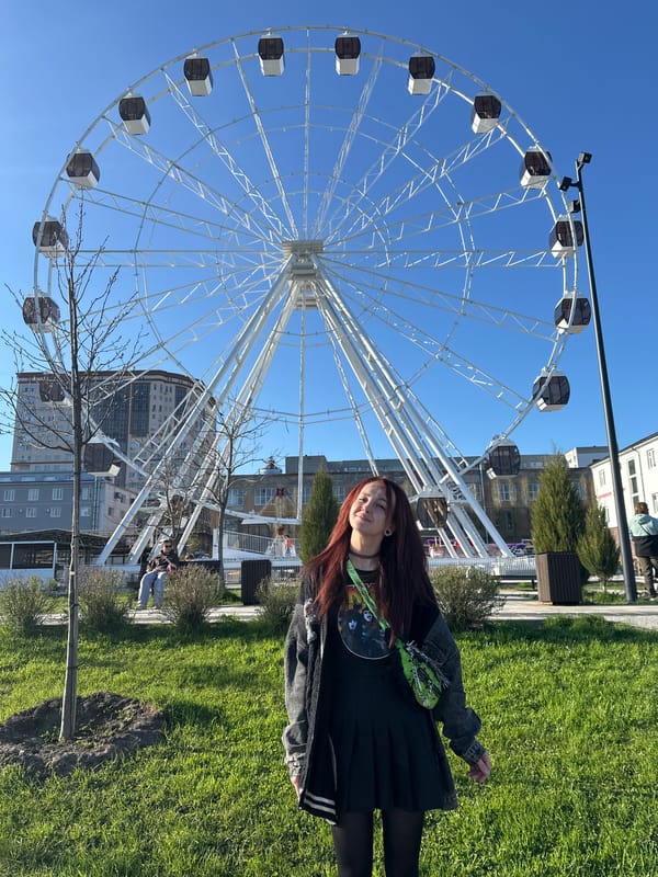 Young people gather for sunny afternoon photos in Saratov park